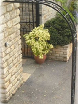 Buckingham Wall Fix Arch (Including 2 Ground Spikes) Bare Metal/Ready To Rust