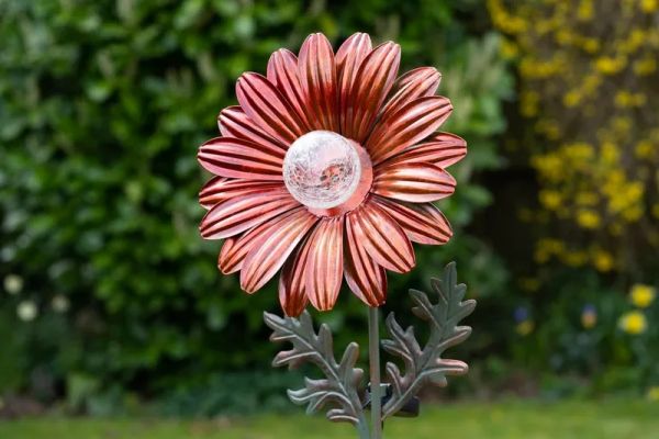 Daisy Garden Ornament with Solar Bulb - Steel - Red